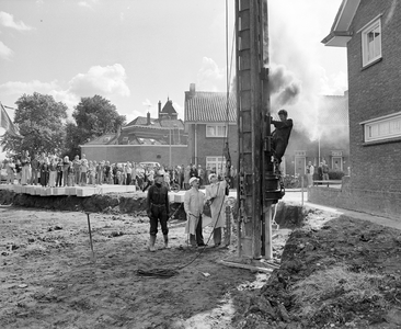 102569 Afbeelding van het slaan van de eerste paal voor 42 woningen op het terrein aan de Pippelingstraat / Hogelanden ...